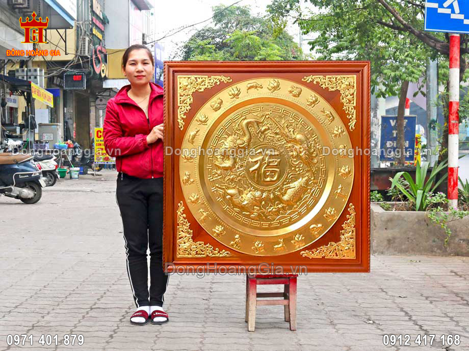 Treo tranh chữ Phúc tứ linh bằng đồng tại phòng khách mang lại may mắn cho gia chủ